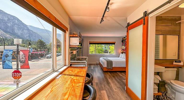Crash Hotel Squamish — photo 2