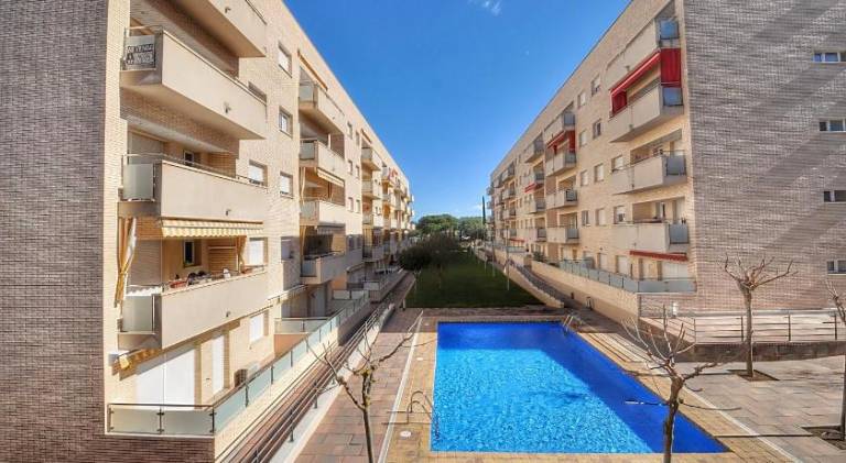 Apartment with patio, garden & pool in Lloret de Mar