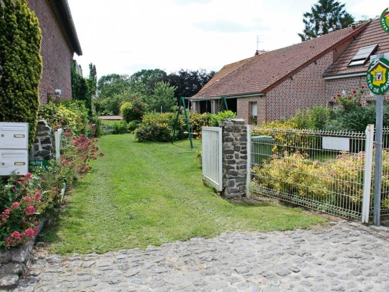 Cottage with yard & barbecue — photo 2