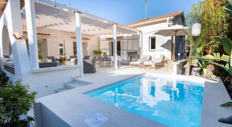 Fully equipped wonderful villa with patio, garden & pool | Next to the beach | Dogs allowed in Antibes