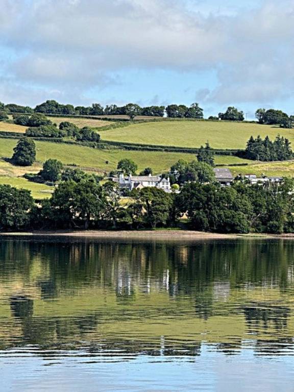Cottage with jacuzzi & yard | Water view in Newton Abbot