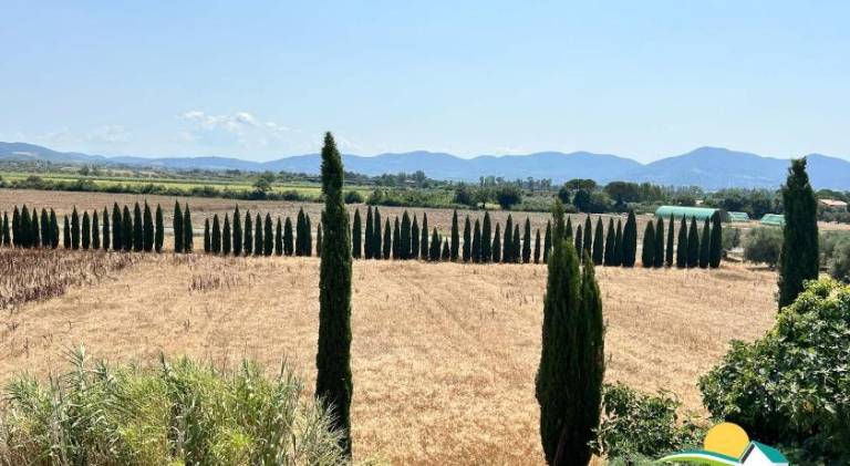 Farm with yard in Follonica