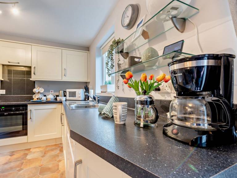Cottage with garden — photo 4