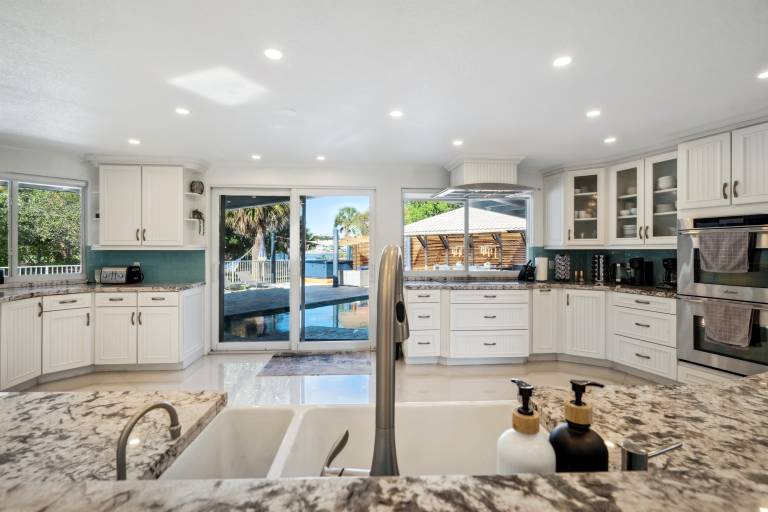Children-friendly beautiful villa with yard, pool & jacuzzi | River view | Dogs allowed — photo 4