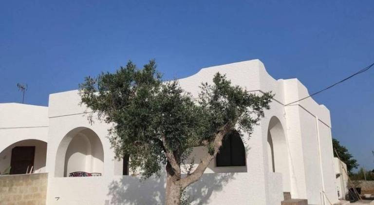 Villa with yard, terrace & barbeque in Castro