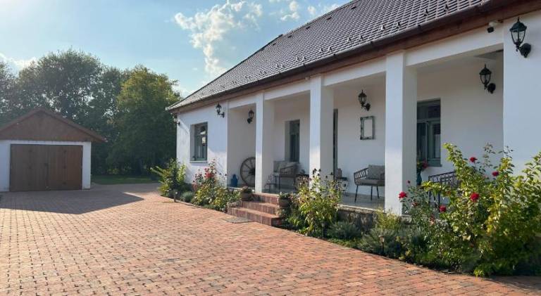Apartment with patio, yard & barbeque in Eger