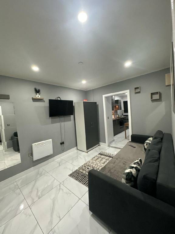 Vacation home with hot tub | Near National Museum Cardiff | Pets allowed — photo 2