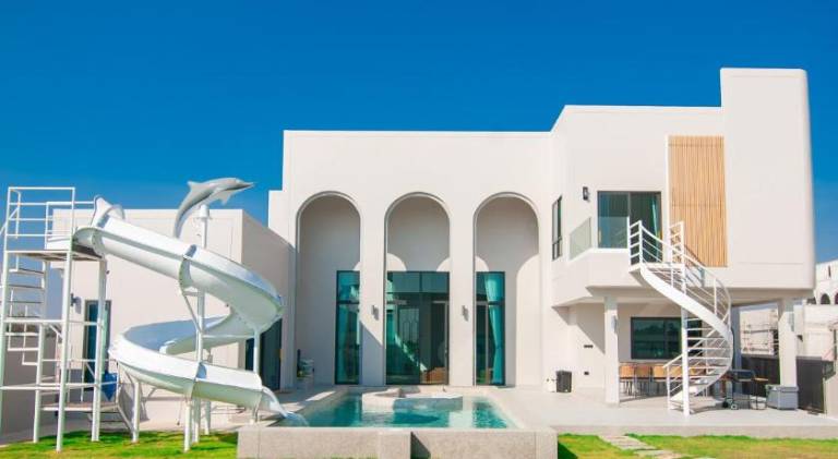 Villa with pool, garden & hot tub | Pet-friendly — photo 4
