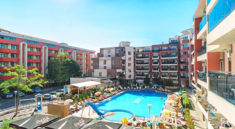 Pleasant rental apartment with pool, patio & yard | Close to the beach | Pets are welcome in Sunny beach
