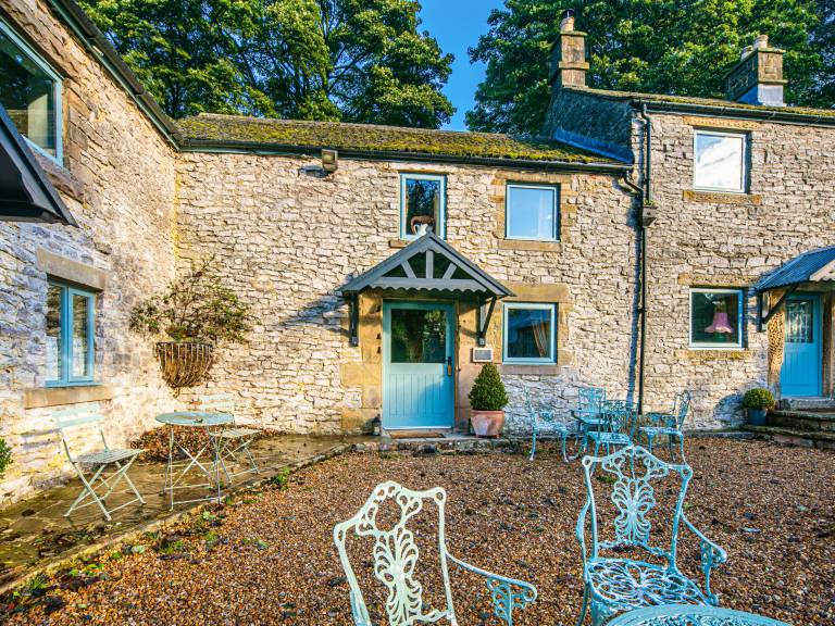 Cottage with yard & pool in Bakewell