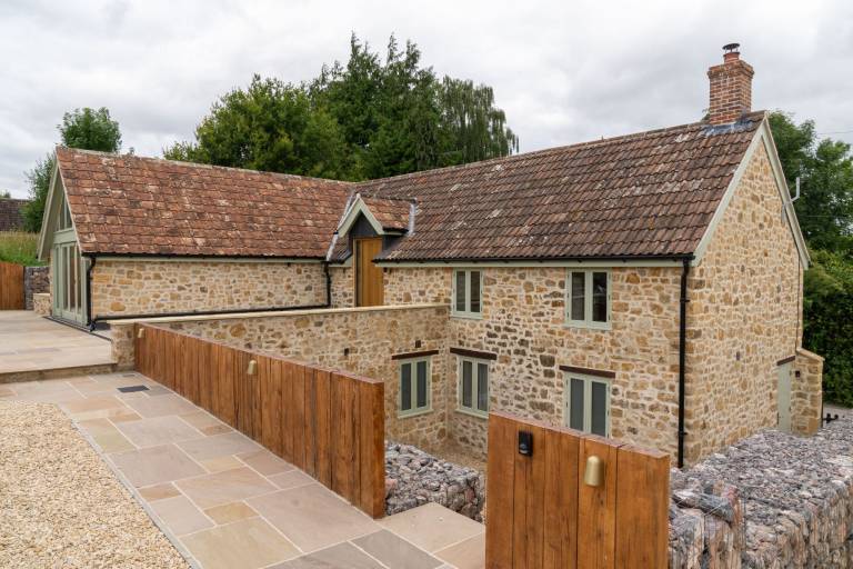 Cottage with hot tub, garden & grill in Warwick