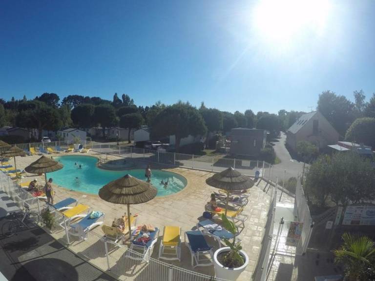 Nice mobile home with patio & heated pool | Pets are welcome — photo 3