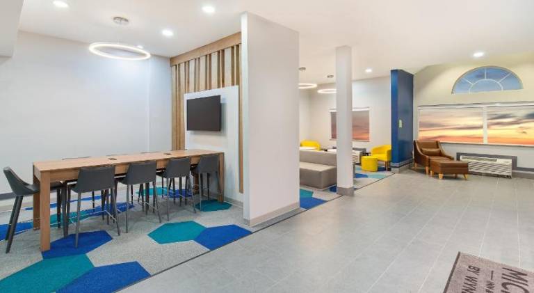 Microtel Inn & Suites by Wyndham Columbus North — photo 3