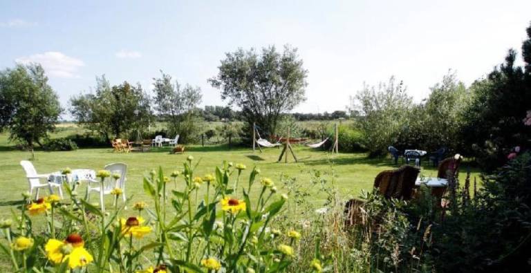 Rental apartment with yard & BBQ | Garden view — photo 3