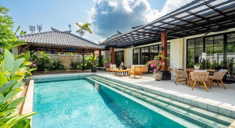 Villa with hot tub & pool in Denpasar