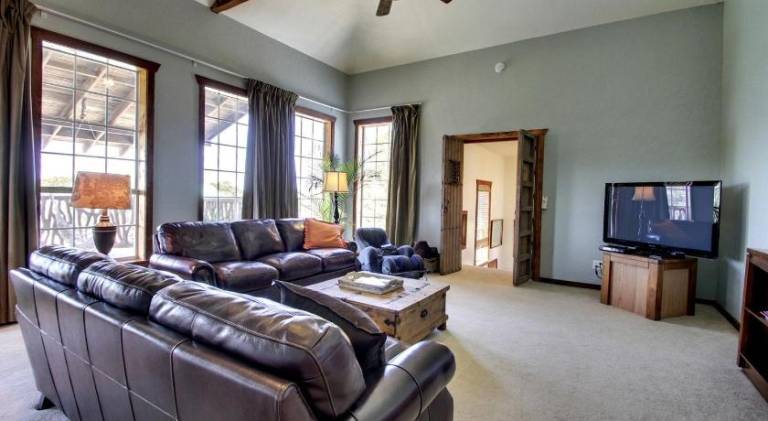 House with jacuzzi — photo 2