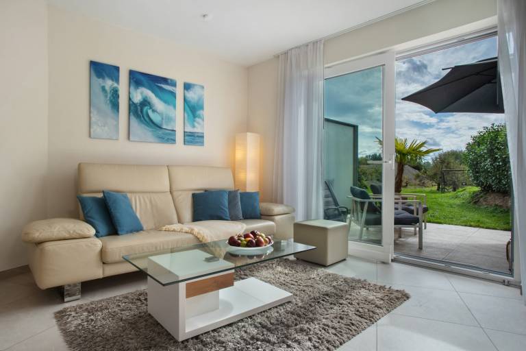 Apartment 'Annette's Home and Garden' with Private Terrace and Wi-Fi in Friedrichshafen