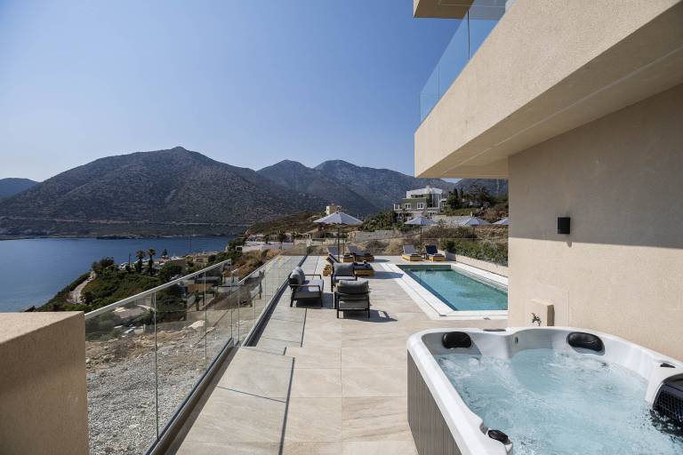 Villa with yard, terrace & private pool — photo 3