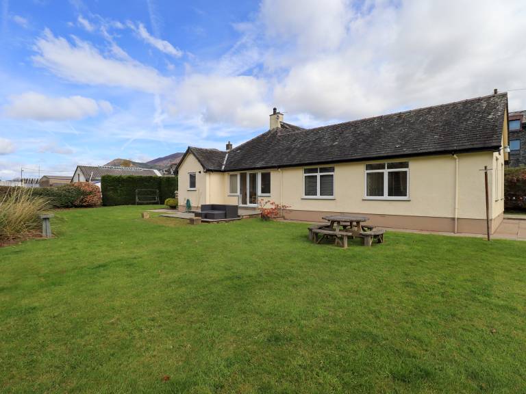 Family-oriented charming cottage with yard | Pets are welcome in Keswick