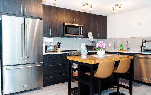 Apartment with patio & barbecue | Good for workation in Calgary, AB