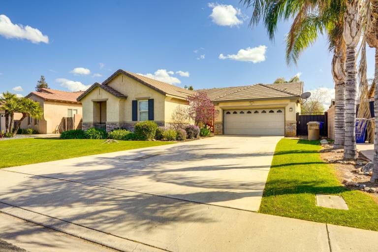 8 Mi to Beach Park Bakersfield Gem w Yard