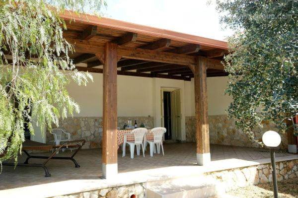 House with pool, yard & patio | Pets allowed — photo 4