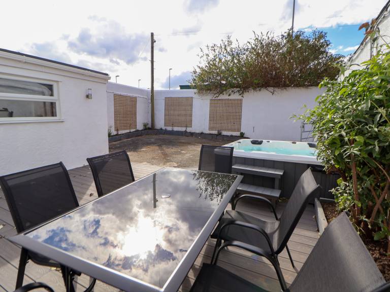 Children-friendly lovely cottage with yard & hot tub | Beach view | Pets are welcome in Llandudno