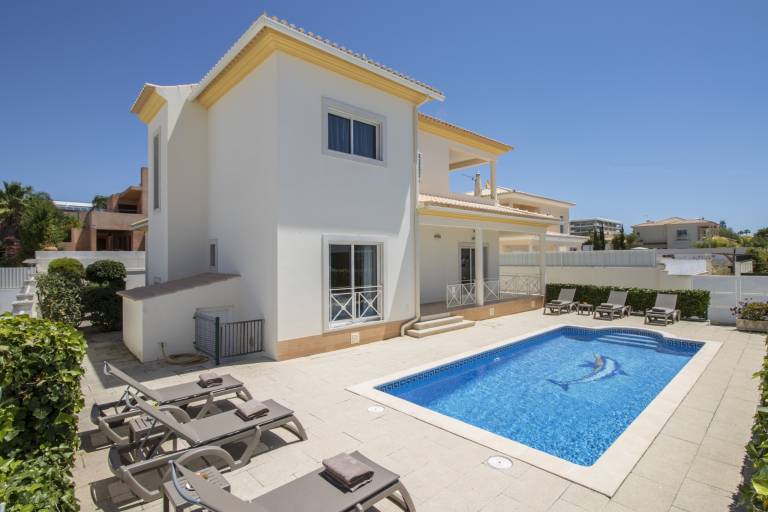Villa with grill, yard & private pool in Albufeira