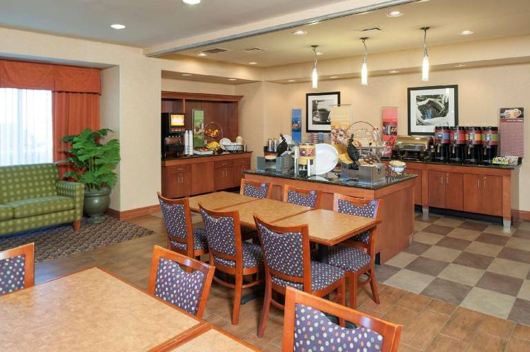 Hampton Inn Macomb — photo 4