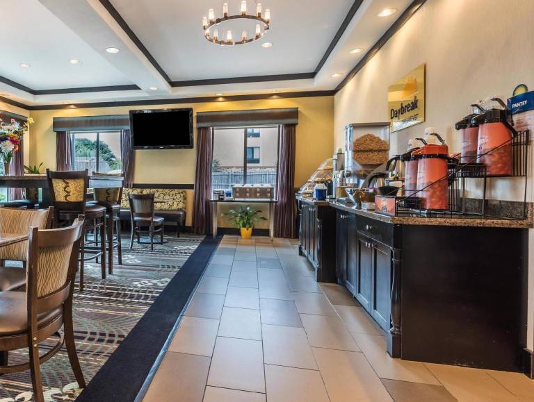 Days Inn & Suites by Wyndham Mineral Wells — photo 5