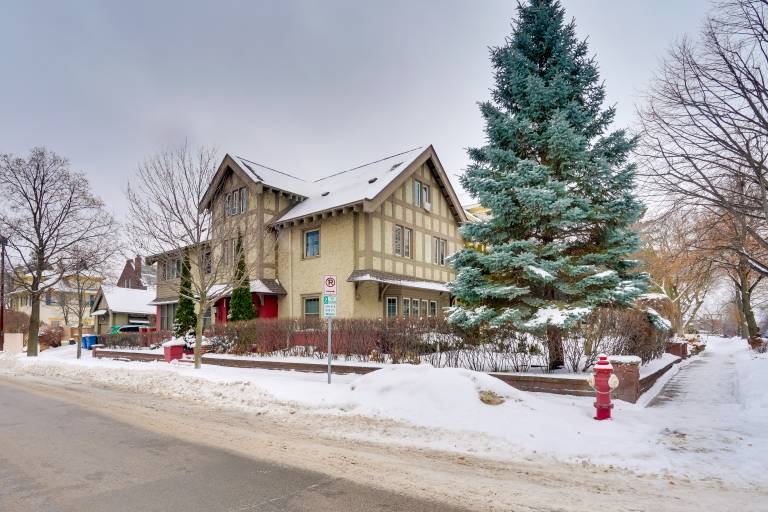 2 Mi to Dtwn Minneapolis: Lowry Hill Apt w/ Patio in Minneapolis, MN