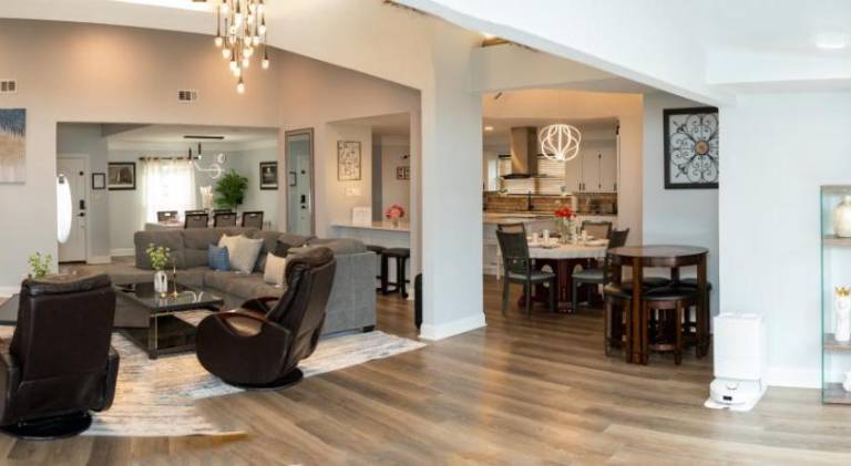 Ample vacation home | Pets are welcome in Grand Prairie, TX