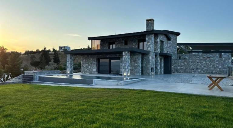Villa with hot tub & pool in Eretria