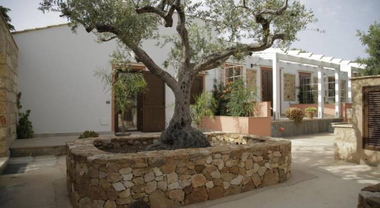 Vacation home with yard, BBQ & patio — photo 3