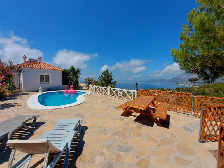 Beautiful house located on a hill, with a spectacular sea view — photo 3