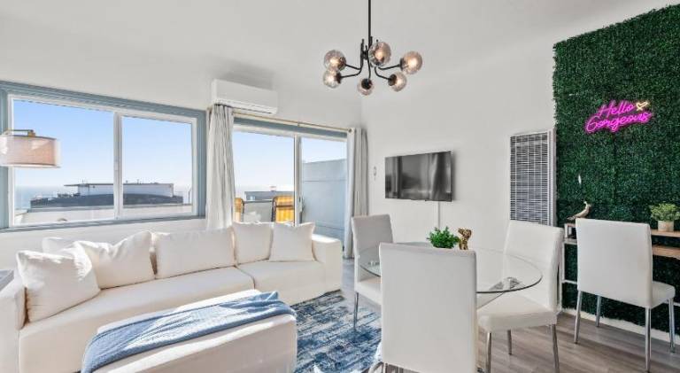 Luxury Beachside Gem Walk to Beach Ocean Views — photo 2