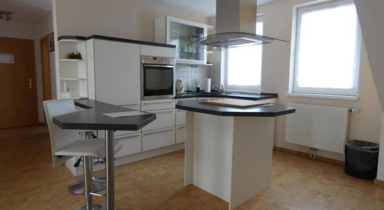 Beautiful serviced apartment with yard & patio | Dogs allowed — photo 4