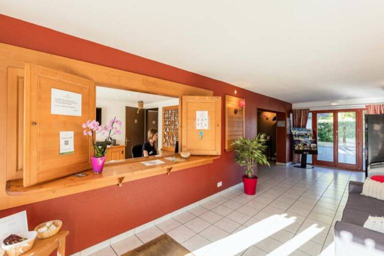Rental apartment with terrace & pool — photo 4