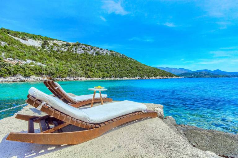 Amara Cottage - BeachFront gem with a heated pool up to five guests by MyWaycation — photo 5