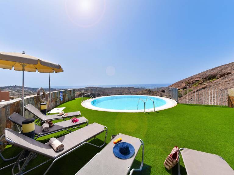 Vacation home with barbeque, heated pool & terrace | Mountain view — photo 2