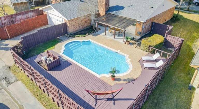 House with pool — photo 5
