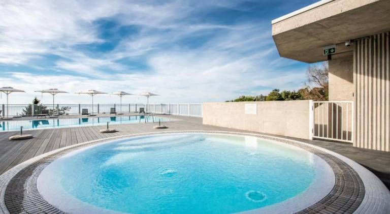 Serviced apartment with patio, garden & pool | Beach nearby | Dogs allowed — photo 3