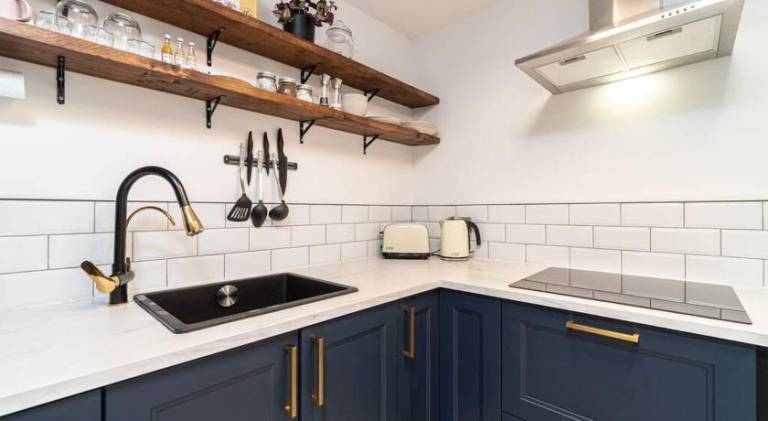Stylish City Pad with Free Private Parking — photo 4