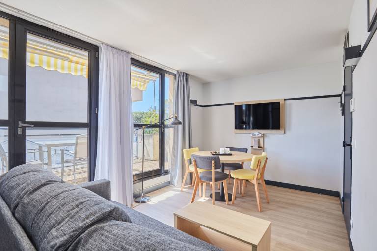 Condo with pool & terrace | City view — photo 4