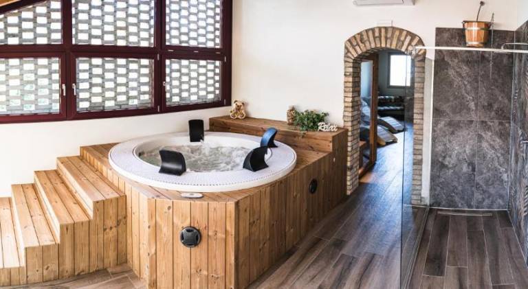 Farm with patio, jacuzzi & garden | Pets allowed — photo 3
