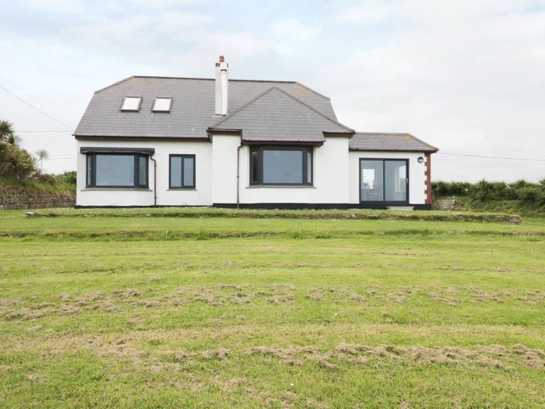 Cottage with yard | Beach view — photo 2