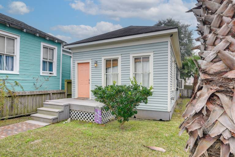 1 Mi to Dtwn Galveston! Home w/ Pet-Friendly Yard in Galveston, TX