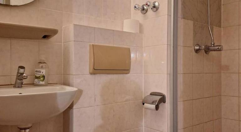 2-Rent Group Hostel Rooms AUB162 — photo 5