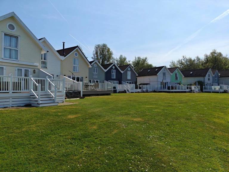 Fully equipped charming lodge with garden | Water view | Pets allowed — photo 2