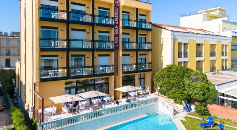 Serviced apartment with yard, terrace & private pool | Next to the beach | Pet-friendly — photo 4